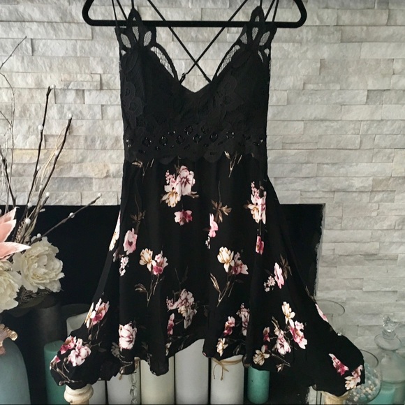 RUE21 ADORABLE BLACK FLOWERED DRESS SIZE MEDIUM - Picture 5 of 7